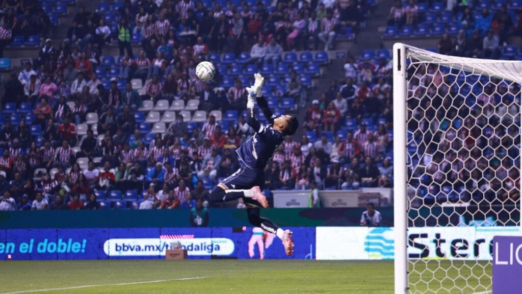 Ricardo Gutierrez gran atajada vs chivas